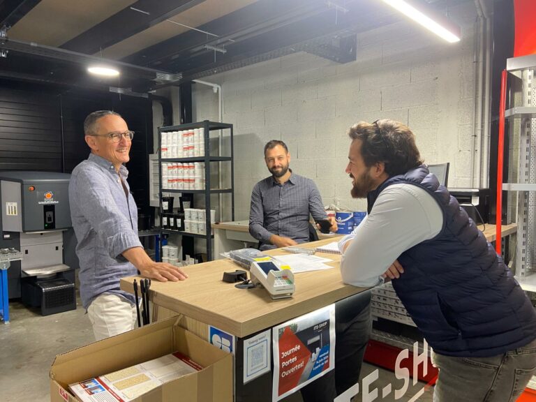 Équipe d'ITE SHOP échangeant dans le magasin