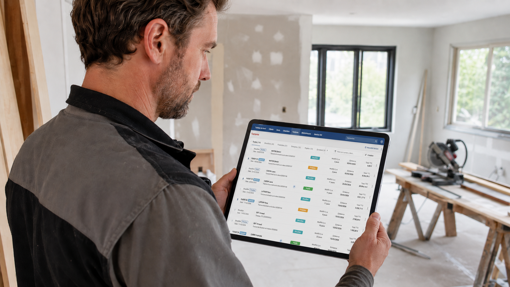 Artisan du bâtiment préparant la facturation électronique 2026 sur tablette